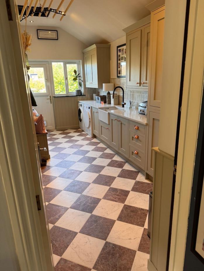 Lusso Rosso Marble Effect Porcelain Tile - 300x300x12mm